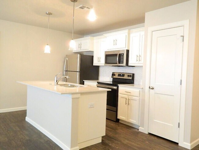 Building Photo - 2 Bedroom 2 Bath Duplex Near Tinker AFB