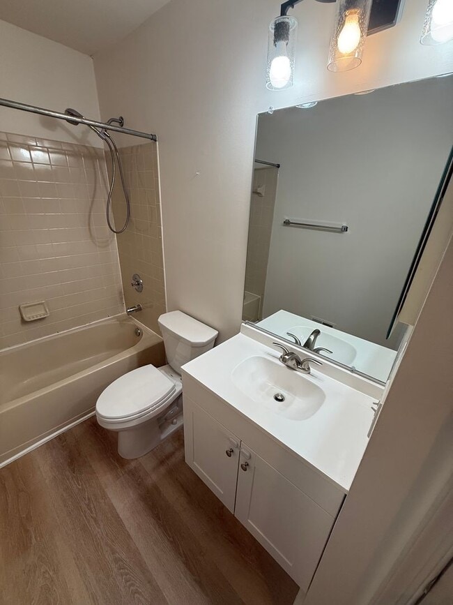 Building Photo - Spacious Townhome in desirable Bel Air Nei...