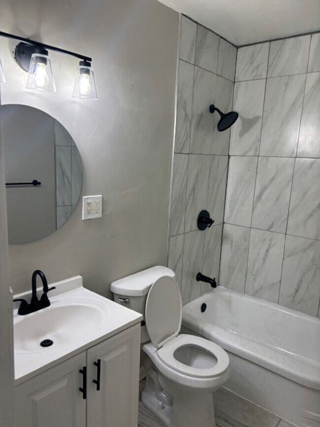 Building Photo - 3 Bedroom, 1 Bathroom in Kansas City