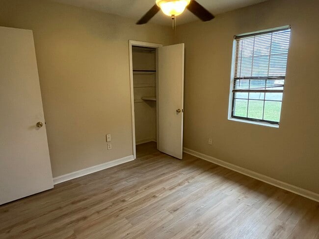 Building Photo - 706 Cottonwood Ct