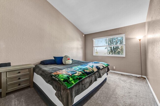 Building Photo - 3 Bedroom Townhome in the Vista de Vista Community