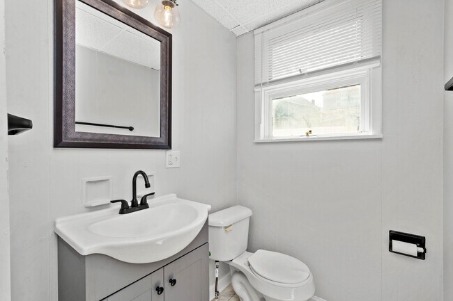 Building Photo - Stunning 2 bedroom home in Homestead available June 15!