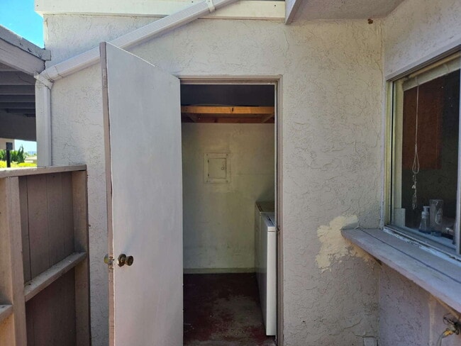 Building Photo - Spacious 3-bed, 2-bath condo is located in the heart of UTC, right on the UCSD bus line! It featu...