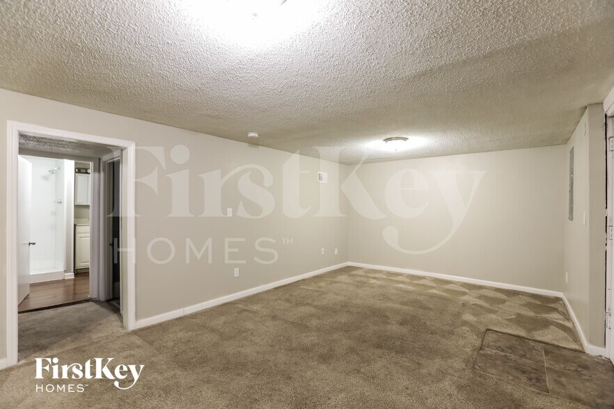 Building Photo - 5128 N Palmer Ave