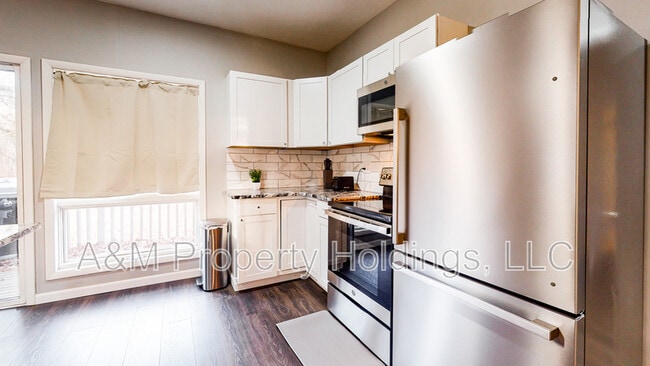 Building Photo - 3120 Greenbriar Dr