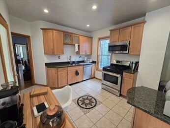 Building Photo - 28 Bardwell St