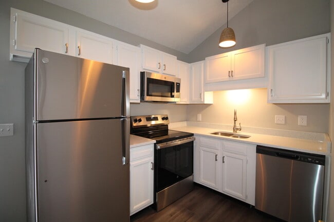 Building Photo - 414 Lakeview Dr