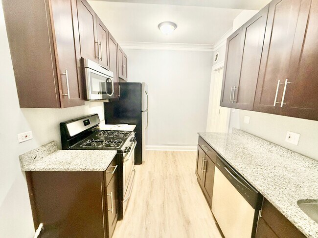 Building Photo - Beautiful 1 Bed 1Bath in the Andersonville area