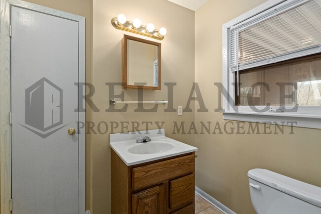 Building Photo - 1913 N Hood St