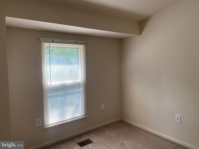 Building Photo - 5623 Gresham Ln