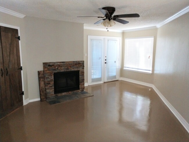 Building Photo - $1495 – 2 Bed / 1 Bath Condominium in cent...