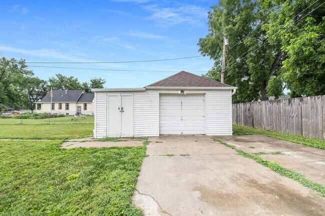 Building Photo - 7624 N 28th Ave