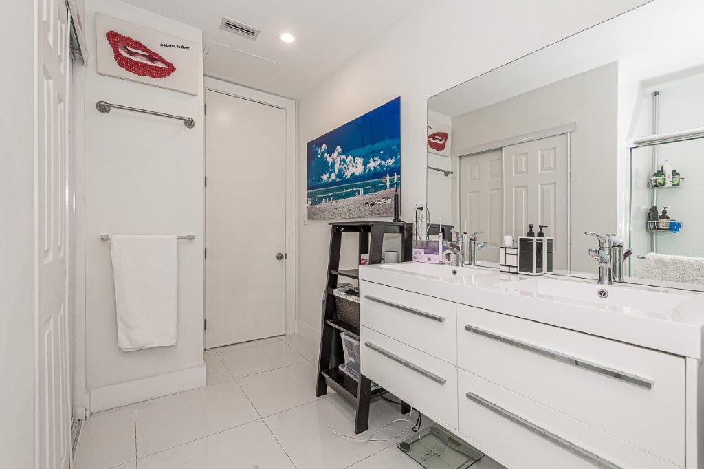 Building Photo - 2301 Collins Ave