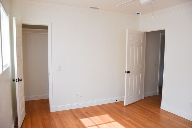 Building Photo - Center (267) North