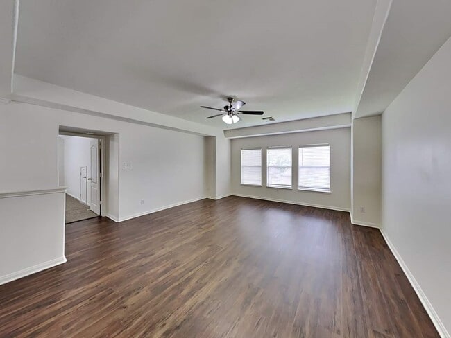 Building Photo - 1120 Sunset Lakes Dr
