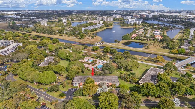 Building Photo - 500 Oaks Ln