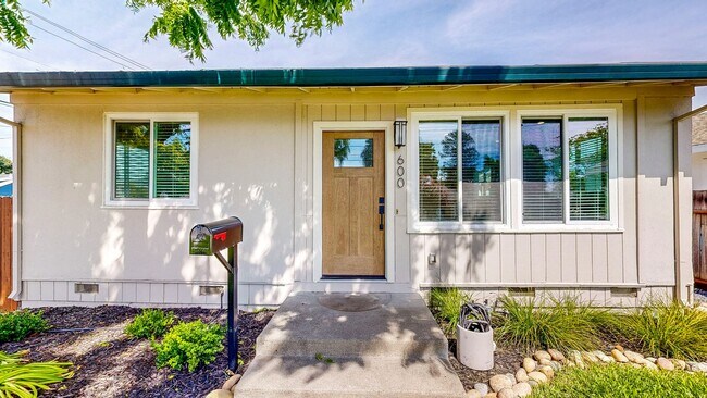 Building Photo - Bright Newly Refurbished Two Bedroom One Bath Single Family Home