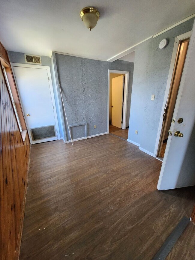 Building Photo - Upper 2 bedroom unit