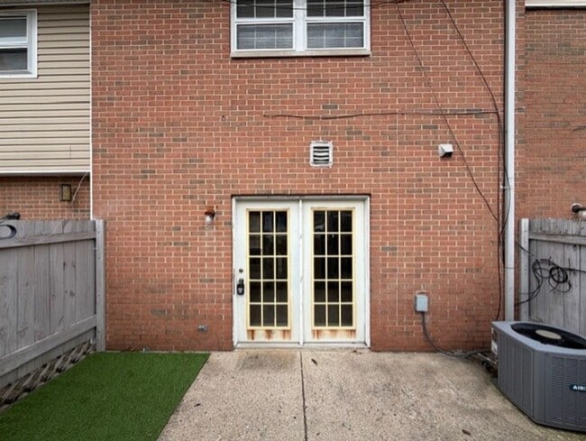 Building Photo - 6881-6887-6887 Emerald Ave