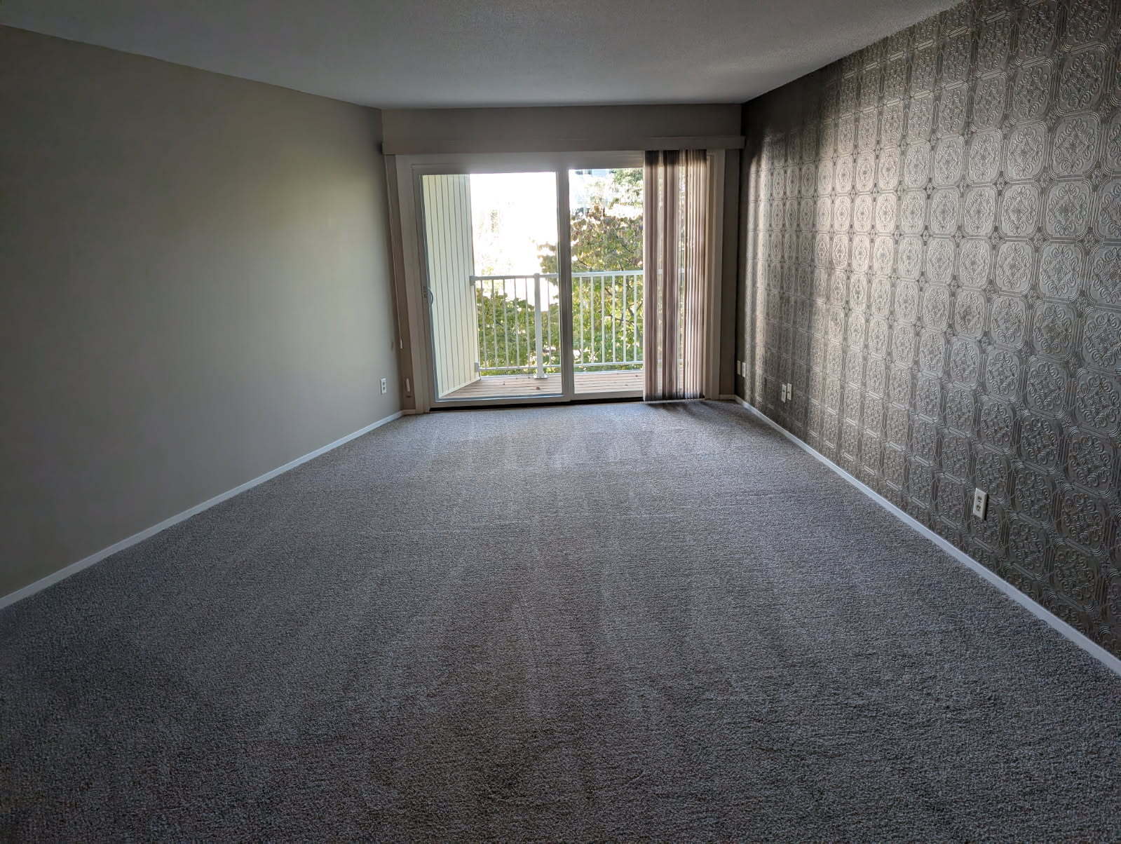 Trapezoid Living Room - 122 Demont Avenue East