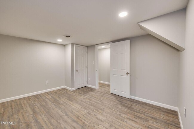 Building Photo - 336 W Ln St