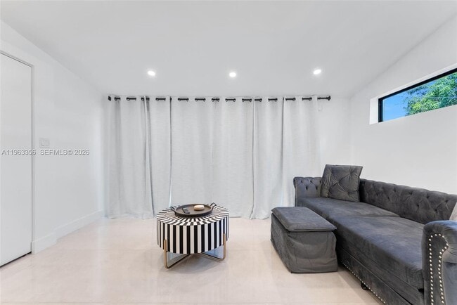 Building Photo - 231 NE 45th St