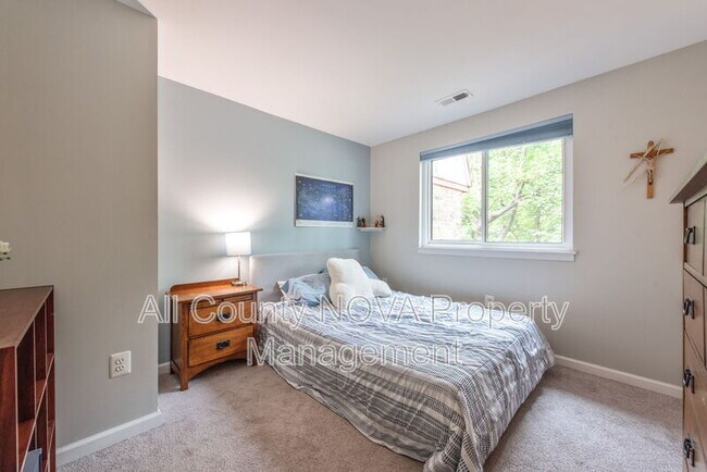 Building Photo - 10343 Bushman Dr