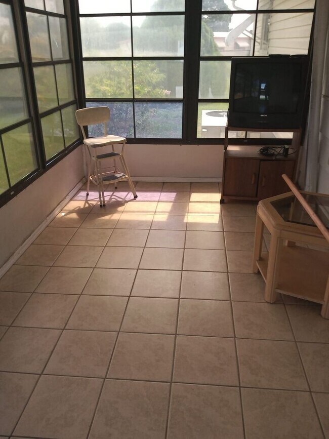 Building Photo - Beautiful renovated home on Six Lake Country Club