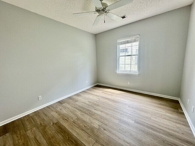 Building Photo - Outstanding Two Bedroom Home in Sun City!