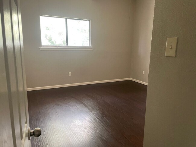 Building Photo - 3 BR 2.5 bath - Gonzales