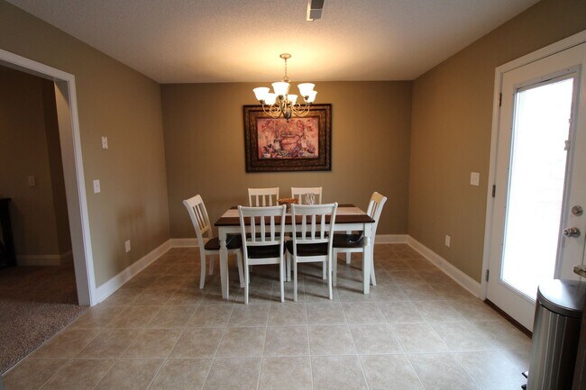 Building Photo - Popular Linwood Plantation - 3/2, huge fen...