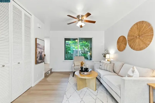 Building Photo - 208 Siskiyou Ct