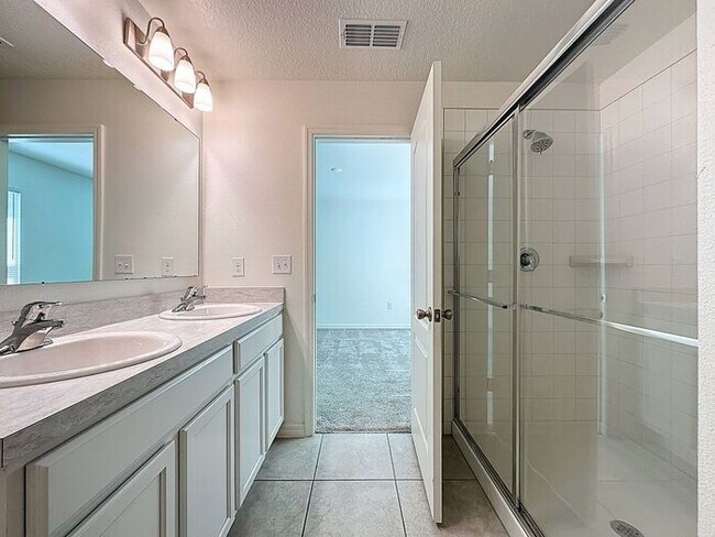 Building Photo - LIKE NEW HOME IN PRESERVATION POINT, Davenport