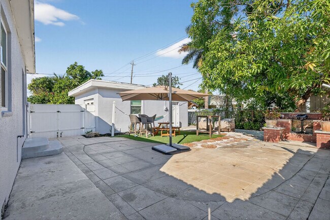 Building Photo - 823 Avenida Hermosa