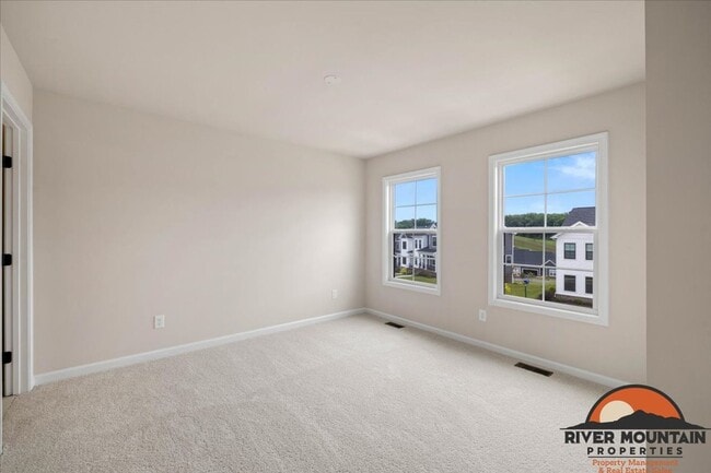 Building Photo - Charming Townhome with Garage and Bonus Room