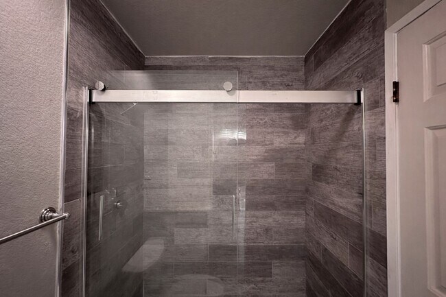 Building Photo - THIS is YOUR home, stunning 4/2 w/ AC, near Foothills