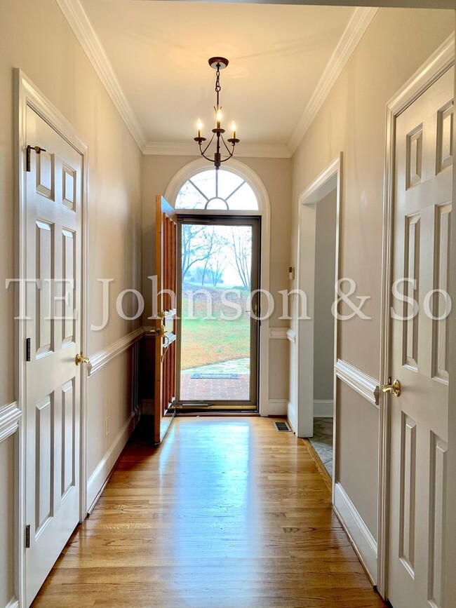 Building Photo - Gorgeous Three Bedroom in Tobaccoville- Mu...