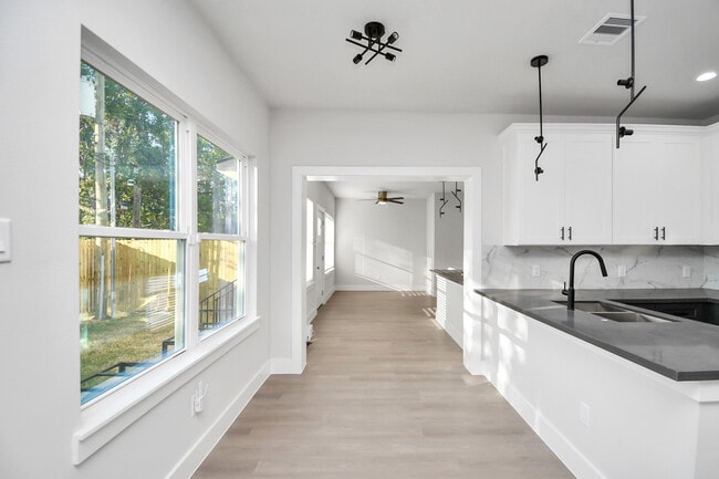 Building Photo - 10522 Sierra Dr