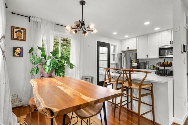 Building Photo - 3300 Manorwood Dr