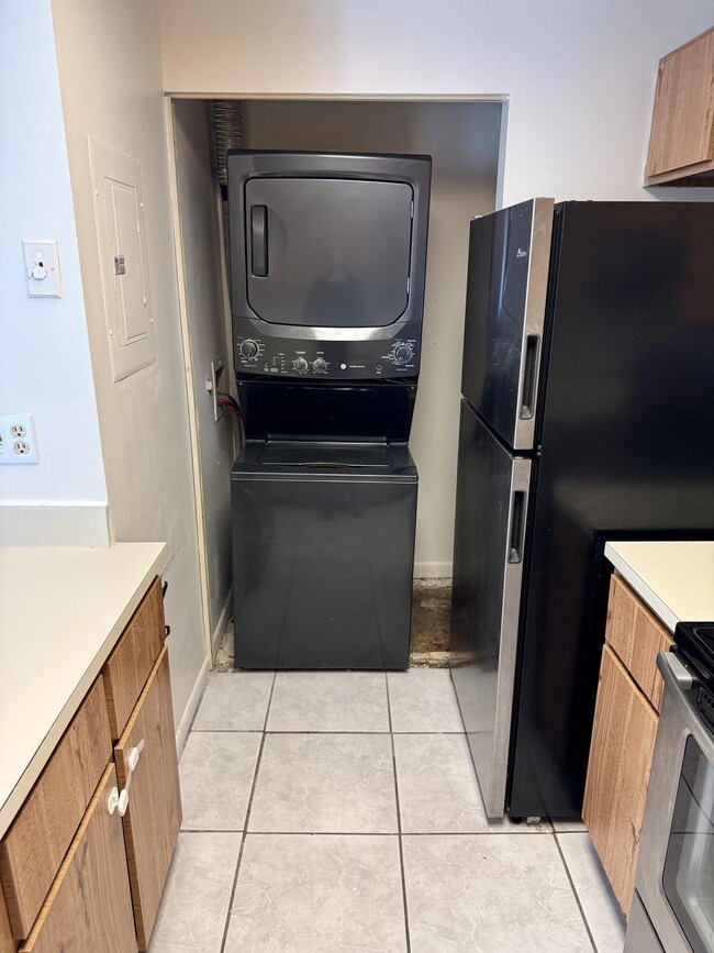 Building Photo - 1301 Waterview Cir