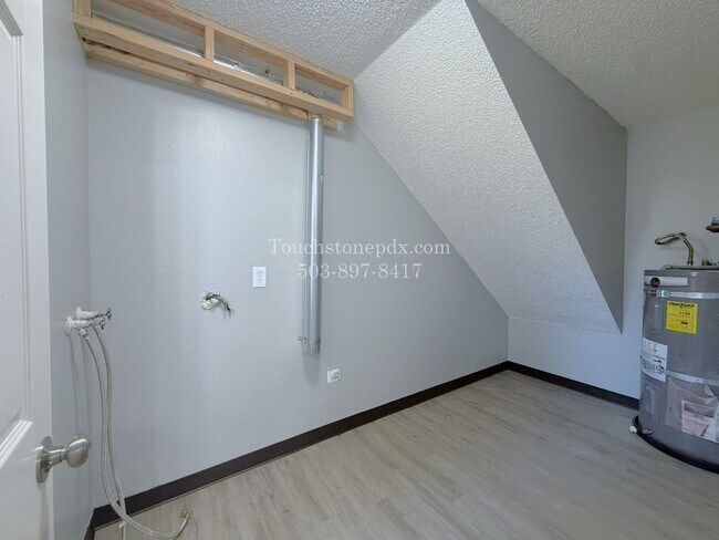 Building Photo - Bright East Portland 3 Bed Apartment Home with Two-Level Layout and Assigned Parking