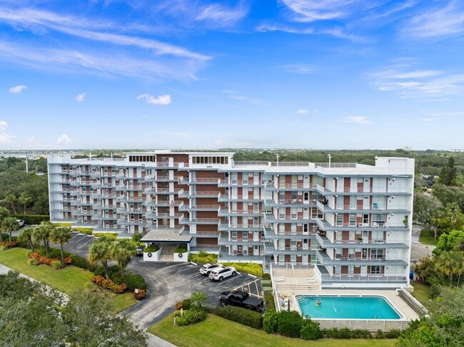 Building Photo - 935 E Causeway Blvd