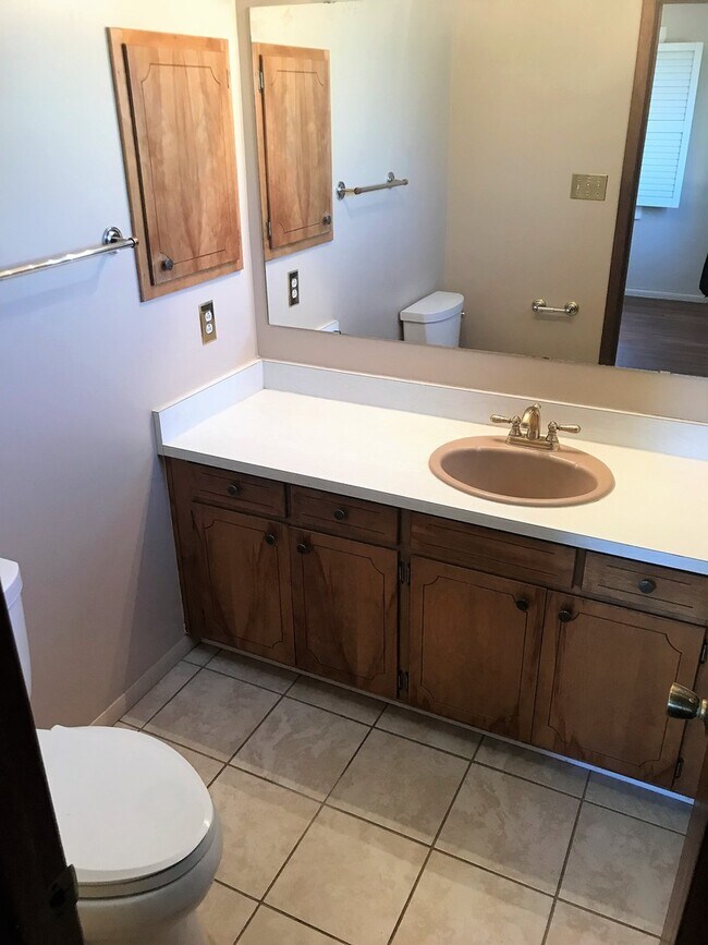 Building Photo - 2 Bed 1.5 Bath | Single Story | Nob Hill L...