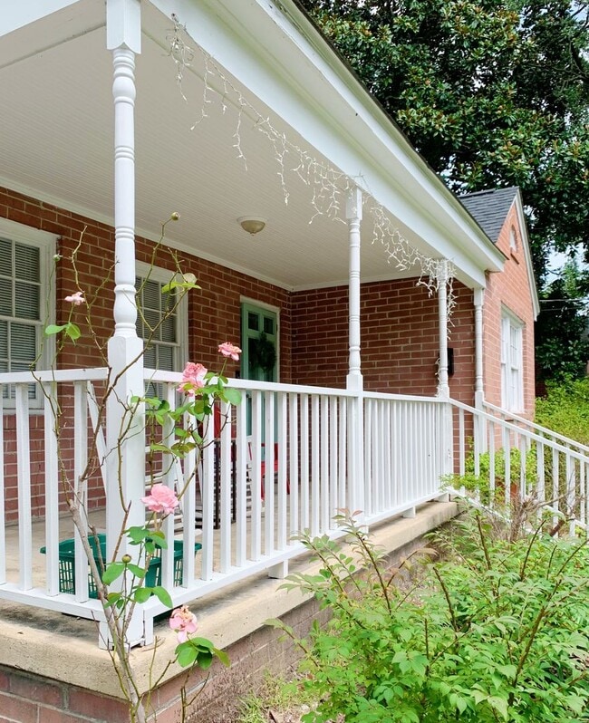 Building Photo - 3 Bedrooms 2 Full Bathrooms (one block fro...