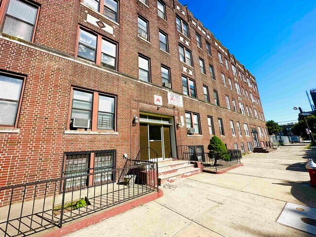 Building Photo - 117 Corbin Ave