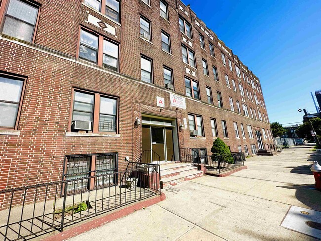 Primary Photo - 117 Corbin Ave