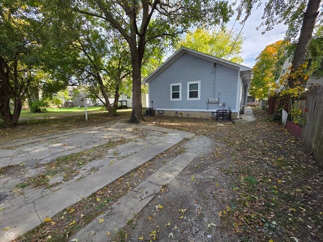 Building Photo - 834 Lasalle St