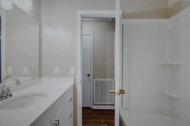 Building Photo - 2475 Drexel Dr