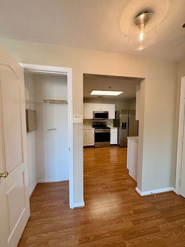 Building Photo - LARGE 2ND FLOOR CONDO