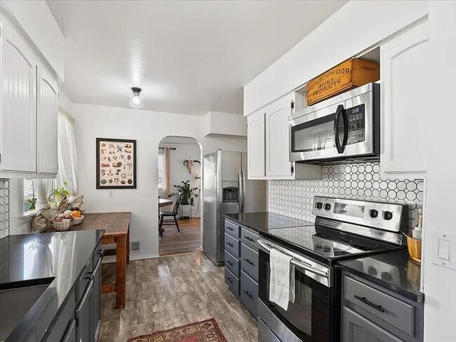 Building Photo - SPACIOUS 3BD/1BA SOUTH HILL HOME | ATTACHED GARAGE | FENCED YARD | W/D HOOKUPS | AVAIL JULY 1